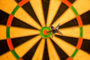 een dart pijl in de bullseye met als metafoor dat het staat voor de missie die we volgen